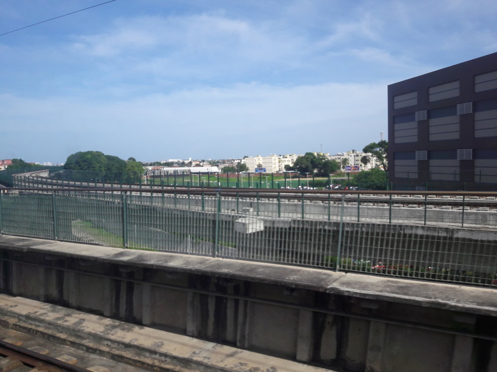  Pohled na přibližující se estakádu linky lehkého metra u stanice Parangaba. 
