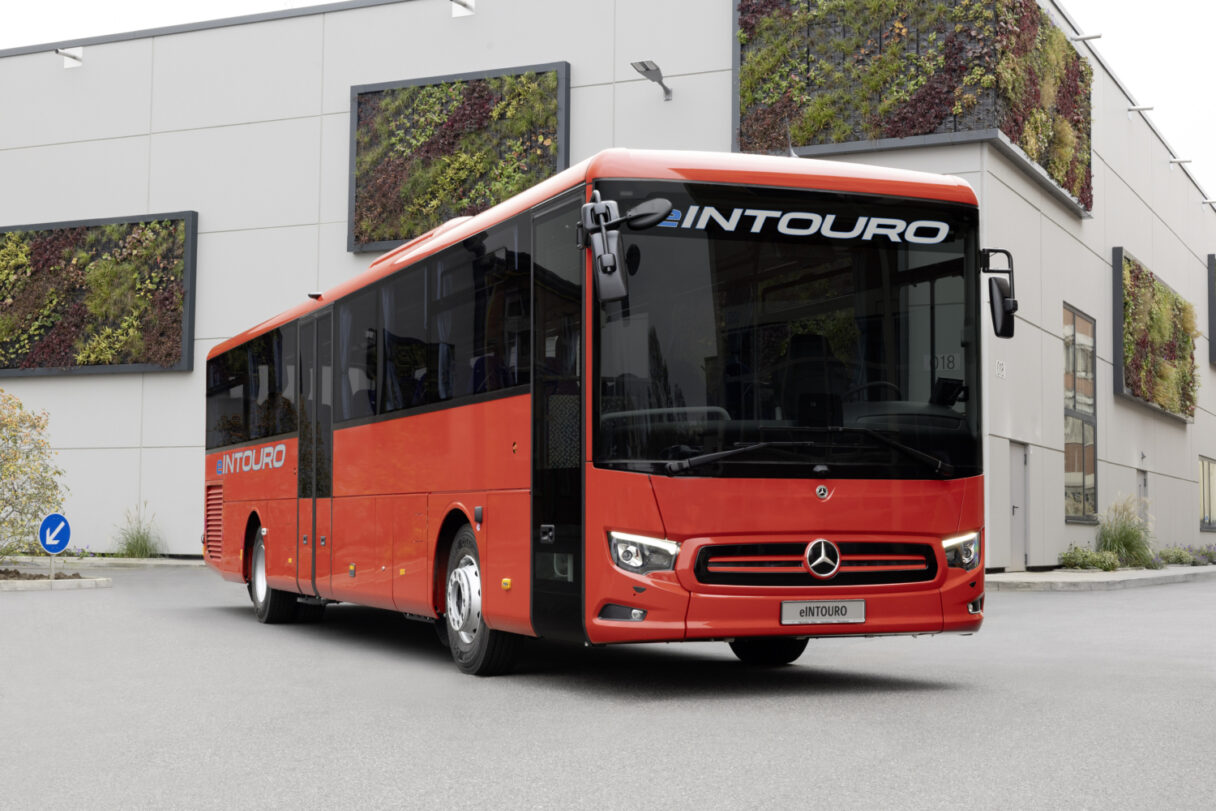 Mercedes představil elektrobus pro linkovou dopravu – eIntouro