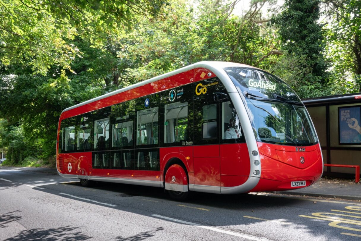 V Londýně vyjely první levostranné Irizary ie tram