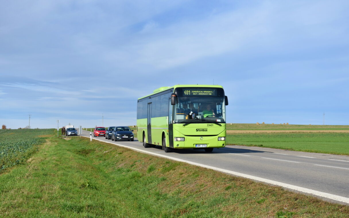 Konec barevných autobusů. Nové smlouvy na příměstské linky PID začnou platit už v neděli