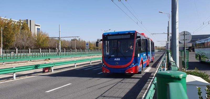 První trolejbus pro Quito už pluje přes oceán, město nakoupí dalších 20